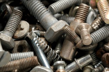 Metalik bağlayıcılar, parlak ışıkla ayrıntıları vurgulayan dokunsal bir düzenleme oluşturur.