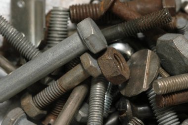 Paslı civata ve vidaların karışımı yayılmış, dokusunu renklendiriyor..