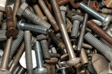 Farklı şekil ve boyutlarda metal bağlayıcılar atölye alanını darmadağın eder..