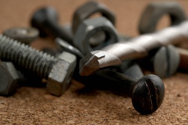 Ahşap bir yüzeyde bulunan çeşitli bağlama araçlarının bir koleksiyonu, dokuları sergiliyor..