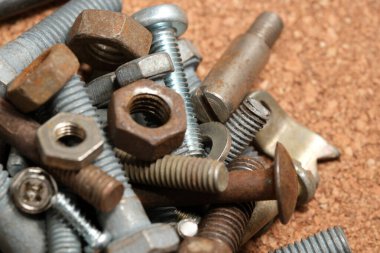 Vidalar, cıvatalar ve fındıklar karmaşık bir ekran içinde desenli bir yüzeyde düzenlenir..