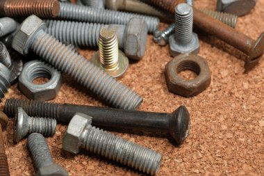 Farklı boyutlarda metal bağlayıcılar ve desenli bir yüzeye yerleştirilmiş sonlar.