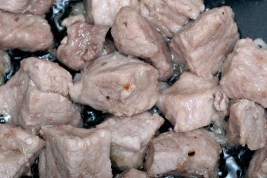 Tavada et parçaları pişiyor. Lezzetli kokular yayıyor..