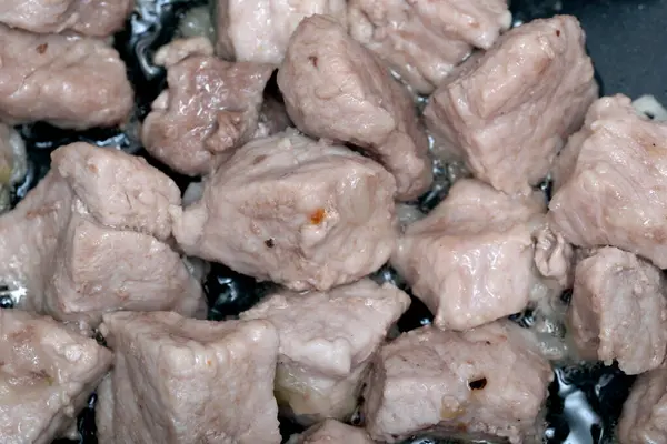 Tavada et parçaları pişiyor. Lezzetli kokular yayıyor..