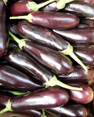 Canlı patatesler pazar ışıklarının altında ışıldıyor, istekli müşteriler için hazır..