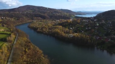 Myczkowskie Gölü 'nün havadan görünüşü ve Solina ile Polonya' daki Solina Barajı. İnsansız hava aracı görüntüleri.