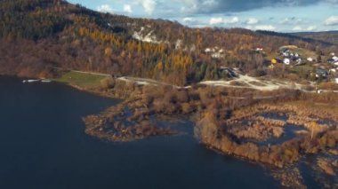 Myczkowskie Gölü 'nün ve Solina Gölü yakınlarındaki Bobrka taş ocağının havadan görüntüsü. İnsansız hava aracı görüntüleri.