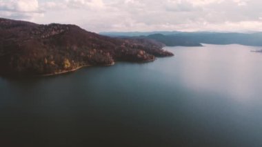 Myczkowskie Gölü 'nün havadan görünüşü ve Solina ile Polonya' daki Solina Barajı. İnsansız hava aracı görüntüleri.