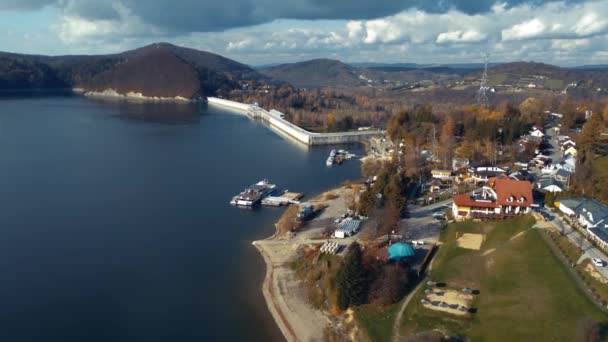 ポーランドのSolina湖ダムの空中ドローンビュー 4K映像 — ストック動画