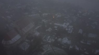 Kazimierz Dolny, Polonya. Polonya 'da Vistula nehri üzerinde küçük bir turistik kasaba. Hava 4K İHA görüntüleri.