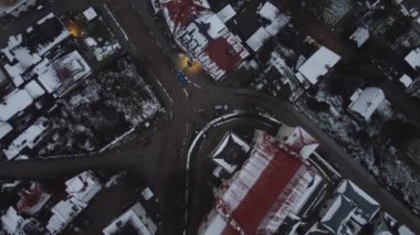 Kazimierz Dolny, Polonya. Polonya 'da Vistula nehri üzerinde küçük bir turistik kasaba. Hava 4K İHA görüntüleri.