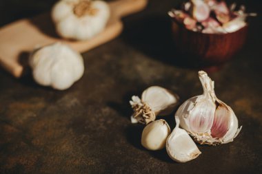 Sarımsak ve sarımsak parçaları.