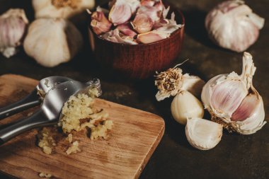 Sarımsak basın diş sarımsak ile