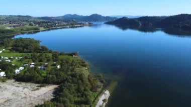 Niedzica ve Czorsztyn yakınlarında Czorsztyn Gölü üzerinde insansız hava aracı uçuşu, Polonya.