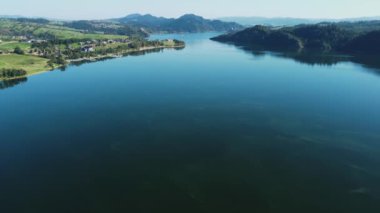 Niedzica ve Czorsztyn yakınlarında Czorsztyn Gölü üzerinde insansız hava aracı uçuşu, Polonya.