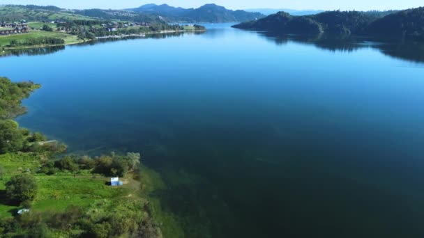 Pesawat Drone Terbang Atas Danau Czorsztyn Dekat Niedzica Dan Czorsztyn — Stok Video