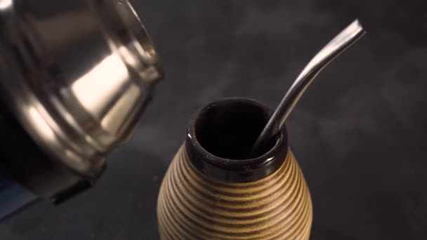 Yerba Mate Despejando Água Quente Sobre Matero Com Erva Mate — Vídeo de Stock