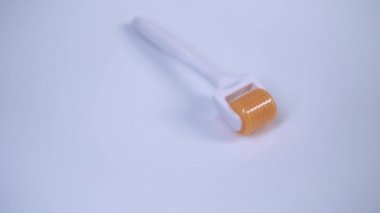 Tıbbi mikro iğne terapisi için deri silindiri. Derma silindiri, mesoroller, meso-roller, mezopen olarak da bilinir..
