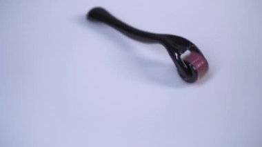 Tıbbi mikro iğne terapisi için deri silindiri. Derma silindiri, mesoroller, meso-roller, mezopen olarak da bilinir..