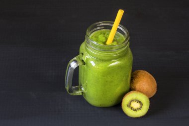 Taze kivi meyveli kokteyl içeceği. Sağlıklı bir yaşam tarzı. Gıda diyeti kavramı.