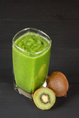 Taze kivi meyveli kokteyl içeceği. Sağlıklı bir yaşam tarzı. Gıda diyeti kavramı.