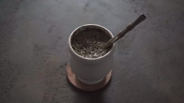 Yerba mate içkisi. Yerba eşine su dök..