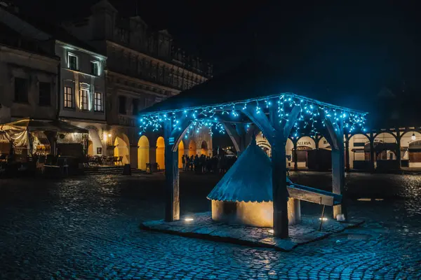 Historischer Brunnen Auf Dem Markt Von Kazimierz Dolny Polen Nachtsicht Stockbild