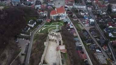 Kazimierz Dolny Royal kalesi, 4k drone görüntüsü