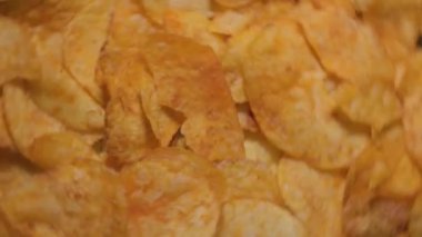 Patates cipsi yakın. Atıştırmalık fotoğraf.