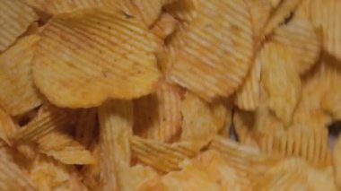 Patates cipsi yakın. Atıştırmalık fotoğraf.