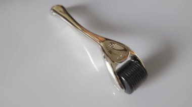 Tıbbi mikro iğne terapisi için deri silindiri. Derma silindiri, mesoroller, meso-roller, mezopen olarak da bilinir..