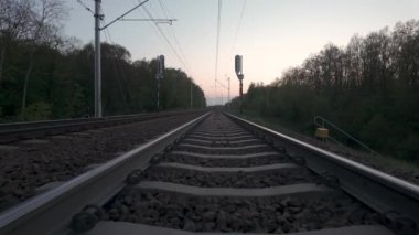 Yaz akşamında gün batımından önce tren yolu.