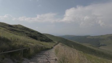 Bieszczady Dağları, Polonya. Tarnica Tepesi yakınlarında yürüyüş parkurları. Karpatların Bir kısmı.