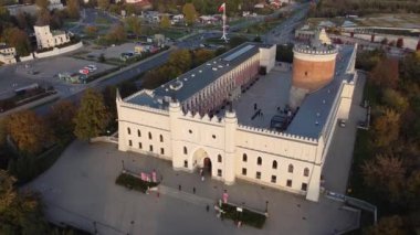 Lublin 'deki Kraliyet Kalesi' nden Zamek Lubelski. Ulusal müzesi olan Ortaçağ Şatosu, Lublin, Polonya. 4K insansız hava aracı görünümü.