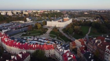 Lublin 'deki Kraliyet Kalesi' nden Zamek Lubelski. Ulusal müzesi olan Ortaçağ Şatosu, Lublin, Polonya. 4K insansız hava aracı görünümü.