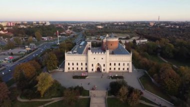 Lublin 'deki Kraliyet Kalesi' nden Zamek Lubelski. Ulusal müzesi olan Ortaçağ Şatosu, Lublin, Polonya. 4K insansız hava aracı görünümü.