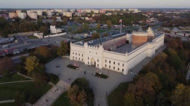 Lublin 'deki Kraliyet Kalesi' nden Zamek Lubelski. Ulusal müzesi olan Ortaçağ Şatosu, Lublin, Polonya. 4K insansız hava aracı görünümü.