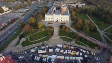 Lublin 'deki Kraliyet Kalesi' nden Zamek Lubelski. Ulusal müzesi olan Ortaçağ Şatosu, Lublin, Polonya. 4K insansız hava aracı görünümü.