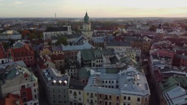 Lublin, Polonya 'daki eski kasaba üzerinde uçuş. Rönesans tarzı unicate tarihi binalar. 4K İHA görüntüleri.