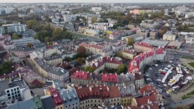 Lublin, Polonya 'daki eski kasaba üzerinde uçuş. Rönesans tarzı unicate tarihi binalar. 4K İHA görüntüleri.