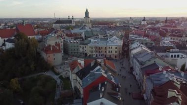 Lublin, Polonya 'daki eski kasaba üzerinde uçuş. Rönesans tarzı unicate tarihi binalar. 4K İHA görüntüleri.