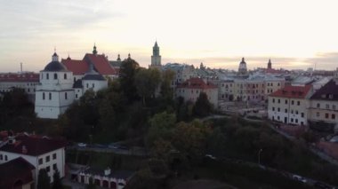 Lublin, Polonya 'daki eski kasaba üzerinde uçuş. Rönesans tarzı unicate tarihi binalar. 4K İHA görüntüleri.