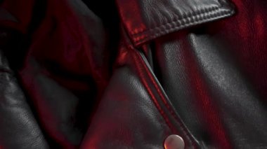 Değişken Kırmızı Işıklı Deri Ceketin Yakın Çekimi
