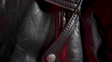 Değişken Kırmızı Işıklı Deri Ceketin Yakın Çekimi