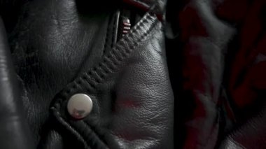 Değişken Kırmızı Işıklı Deri Ceketin Yakın Çekimi