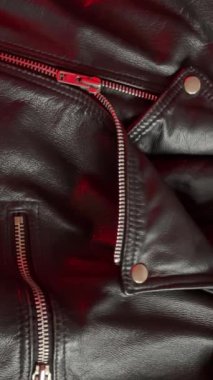 Değişken Kırmızı Işıklı Deri Ceket 'in yakın çekimi. Dikey görüntüler