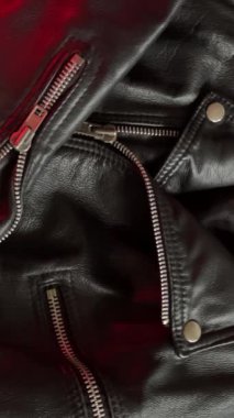 Değişken Kırmızı Işıklı Deri Ceket 'in yakın çekimi. Dikey görüntüler
