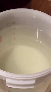 Ay ışığı için mayalanma zulasına şeker ekliyorum. Ev damıtma işleminin bir parçası