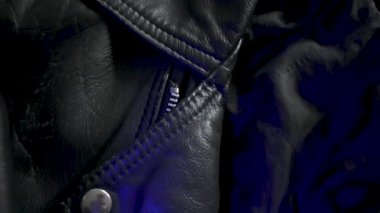 Deri Ceketin Değişen Mavi Işıkta Yakın Çekimi