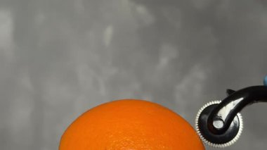 Kozmetik Derma Roller turuncu bir Cilt Konsepti üzerinde yuvarlanıyor. Dermaroller